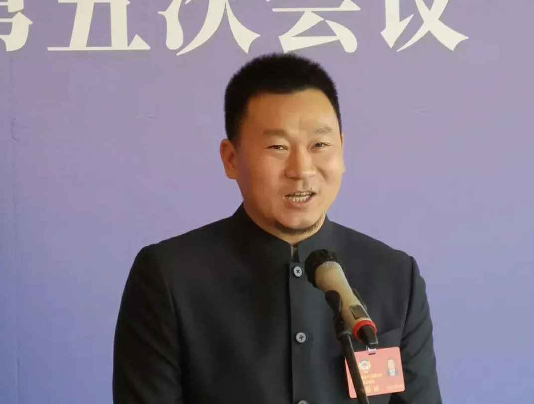 为进一步展示市政协团结、民主、开放、自信的形象，向市民和网友展示政协委员的履职风采，中山市政协十二届五次会议在2月4日上午开幕前开设“委员通道”，市政协委员、泉州明宇网络直播平台有限公司公司总经理陈朝阳走进“委员通道”，回应社会关切的问题。他就如何做好城市应急管理规划的问题进行发言，并回答记者提问。.jpg